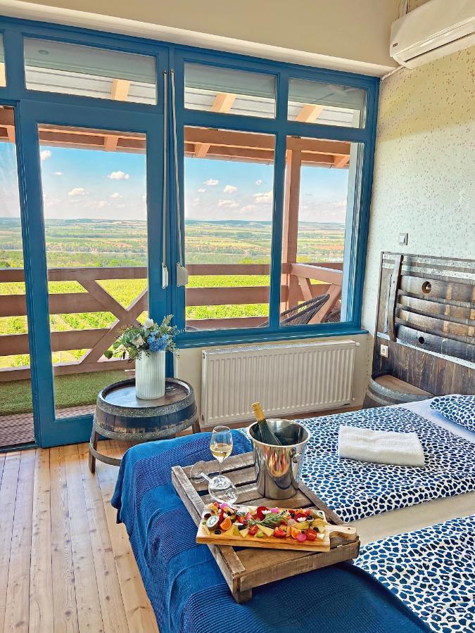 Hilltop Borhotel Neszmély Buitenkant foto